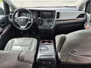 Toyota Sienna 2017 AWD XLE 7 pasajeros 4 puertas Minivan