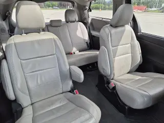 Toyota Sienna 2017 AWD XLE 7 pasajeros 4 puertas Minivan