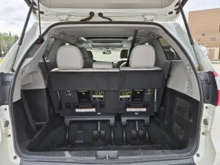 Toyota Sienna 2017 AWD XLE 7 pasajeros 4 puertas Minivan