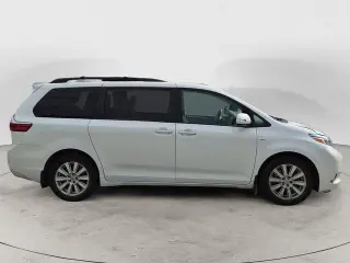 Toyota Sienna 2017 AWD XLE 7 pasajeros 4 puertas Minivan