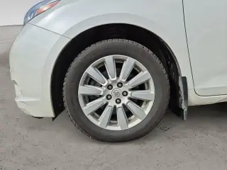 Toyota Sienna 2017 AWD XLE 7 pasajeros 4 puertas Minivan