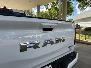Ram 1500 2025 4x4 Big Horn 4 puertas Cabina Crew 5.6 pies. SB Pickup