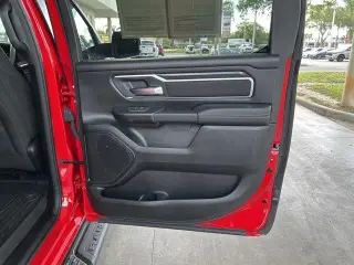 Ram 1500 2025 4x4 Big Horn 4 puertas Cabina Crew 6.4 pies. Caja corta Pickup