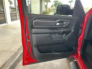 Ram 1500 2025 4x4 Big Horn 4 puertas Cabina Crew 6.4 pies. Caja corta Pickup