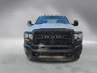 Ram 3500 2023 4x4 Tradesman Cabina doble 4 puertas 8 pies. LB DRW Pickup