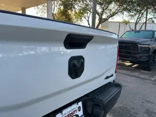 Ram 3500 2023 4x4 Tradesman Cabina doble 4 puertas 8 pies. LB DRW Pickup