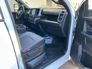 Ram 3500 2023 4x4 Tradesman Cabina doble 4 puertas 8 pies. LB DRW Pickup