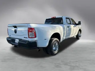 Ram 3500 2023 4x4 Tradesman Cabina doble 4 puertas 8 pies. LB DRW Pickup