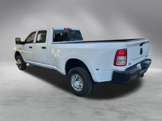 Ram 3500 2023 4x4 Tradesman Cabina doble 4 puertas 8 pies. LB DRW Pickup