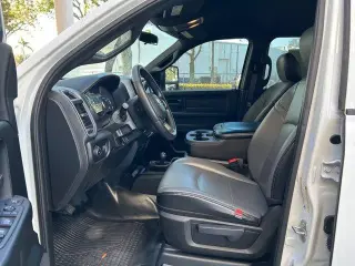 Ram 3500 2023 4x4 Tradesman Cabina doble 4 puertas 8 pies. LB DRW Pickup
