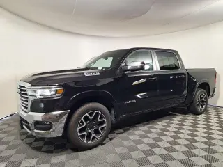 Ram 1500 2025 4x4 Laramie 4 puertas Cabina Crew 5.6 pies. SB Pickup