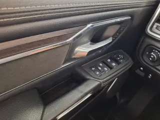 Ram 1500 2025 4x4 Laramie 4 puertas Cabina Crew 5.6 pies. SB Pickup