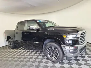 Ram 1500 2025 4x4 Laramie 4 puertas Cabina Crew 5.6 pies. SB Pickup
