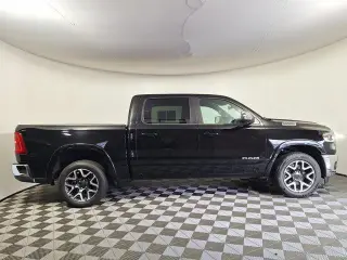Ram 1500 2025 4x4 Laramie 4 puertas Cabina Crew 5.6 pies. SB Pickup