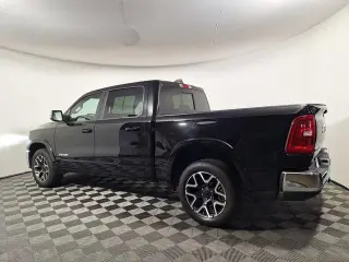Ram 1500 2025 4x4 Laramie 4 puertas Cabina Crew 5.6 pies. SB Pickup