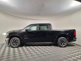 Ram 1500 2025 4x4 Laramie 4 puertas Cabina Crew 5.6 pies. SB Pickup