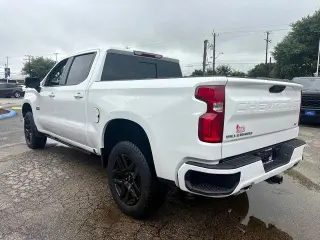 Chevrolet Silverado 1500 2023 4x4 RST 4 puertas Cabina Crew 5.8 pies. SB