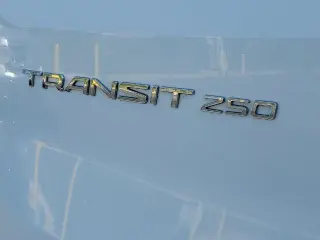 Ford Transit 2024 AWD 250 3 puertas LWB Techo Medio Furgón de Carga