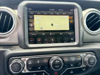 Jeep Wrangler 2023 4x4 Sahara 4 puertas SUV