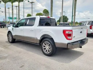 Ford F-150 2021 4x2 King Ranch 4 puertas SuperCrew 5.5 pies. SB