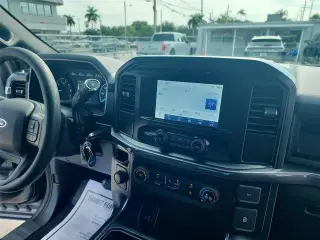 Ford F-150 2023 4x2 XL 4 puertas SuperCrew 5.5 pies. SB