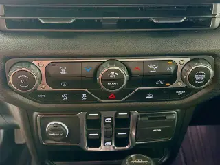 Jeep Gladiator 2024 4x4 Sport 4 puertas Cabina Crew 5.0 pies. SB