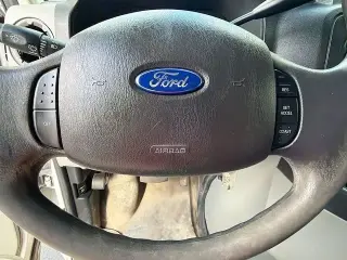 Ford E-Series 2016 E-350 SD 2dr 138 in. WB SRW Chasis Corto