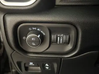 Ram 1500 2019 4x4 Laramie 4 puertas Cabina Crew 5.6 pies. Caja corta Pickup