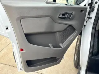 Ford Transit 2023 250 3 puertas SWB Techo Medio Furgón de Carga
