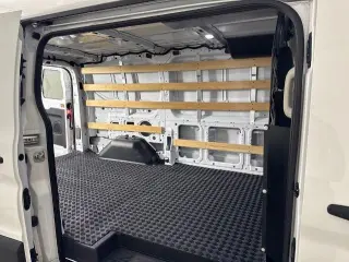 Ford Transit 2025 250 3 puertas SWB Techo Bajo Furgón de Carga