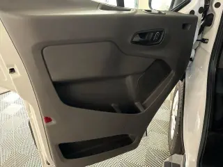 Ford Transit 2025 250 3 puertas SWB Techo Bajo Furgón de Carga