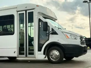 Ford Transit 2019 350 HD 2 puertas 138 pulg. WB DRW Chasis de furgón con GVWR de 10,360 lb