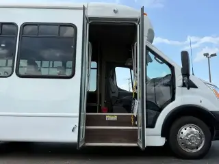 Ford Transit 2019 350 HD 2 puertas 138 pulg. WB DRW Chasis de furgón con GVWR de 10,360 lb
