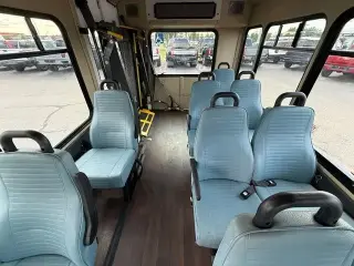 Ford Transit 2019 350 HD 2 puertas 138 pulg. WB DRW Chasis de furgón con GVWR de 10,360 lb