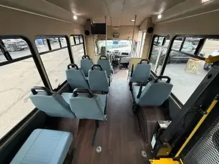 Ford Transit 2019 350 HD 2 puertas 138 pulg. WB DRW Chasis de furgón con GVWR de 10,360 lb