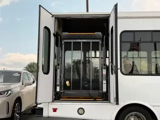 Ford Transit 2019 350 HD 2 puertas 138 pulg. WB DRW Chasis de furgón con GVWR de 10,360 lb
