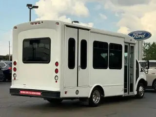 Ford Transit 2019 350 HD 2 puertas 138 pulg. WB DRW Chasis de furgón con GVWR de 10,360 lb