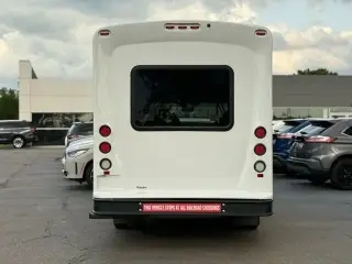 Ford Transit 2019 350 HD 2 puertas 138 pulg. WB DRW Chasis de furgón con GVWR de 10,360 lb