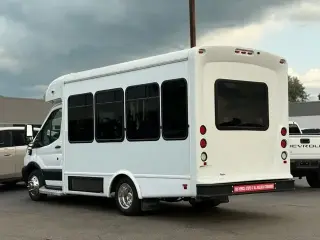 Ford Transit 2019 350 HD 2 puertas 138 pulg. WB DRW Chasis de furgón con GVWR de 10,360 lb