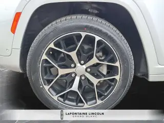 Jeep Grand Cherokee 2022 4x4 Summit 4 puertas SUV (versión de mitad de año)