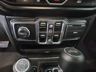 Jeep Wrangler 2023 4x4 Sahara 4 puertas SUV