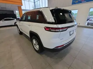 Jeep Grand Cherokee 2023 4x4 Laredo 4 puertas SUV