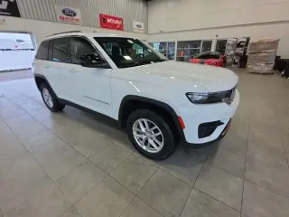 Jeep Grand Cherokee 2023 4x4 Laredo 4 puertas SUV