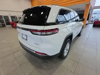 Jeep Grand Cherokee 2023 4x4 Laredo 4 puertas SUV