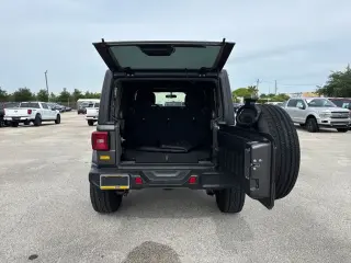 Jeep Wrangler Unlimited 2019 4x4 Sahara 4 puertas SUV