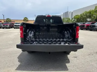 Ram 1500 2025 4x4 Big Horn 4 puertas Quad Cab 6.4 pies. Pickup SB