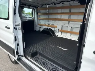 Furgoneta de carga Ford Transit 2025 250 3 puertas LWB Techo bajo