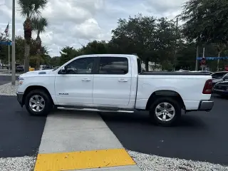 Ram 1500 2024 4x4 Laramie 4 puertas Cabina Crew 5.6 pies. Pickup SB
