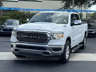 Ram 1500 2024 4x4 Laramie 4 puertas Cabina Crew 5.6 pies. Pickup SB