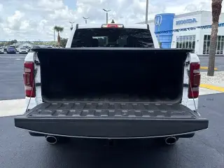 Ram 1500 2024 4x4 Laramie 4 puertas Cabina Crew 5.6 pies. Pickup SB